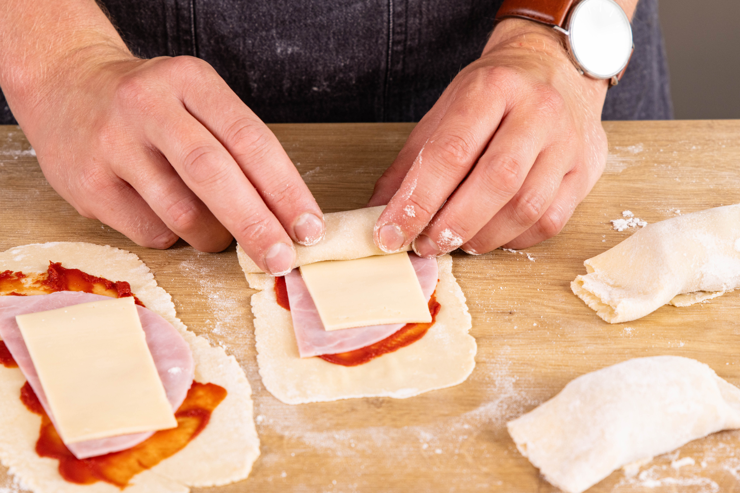 Schinken-Käse-Taschen zusammenrollen