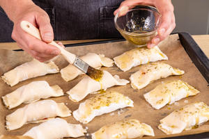 Schinken-Käse-Taschen bestreichen
