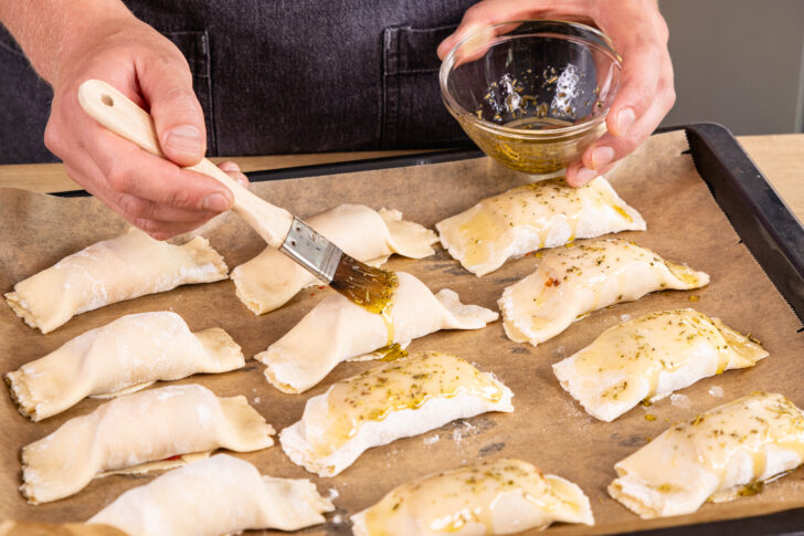 Schinken-Käse-Taschen bestreichen