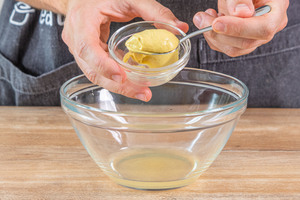 Für die schnelle Salatsauce kommt Senf in die Schüssel
