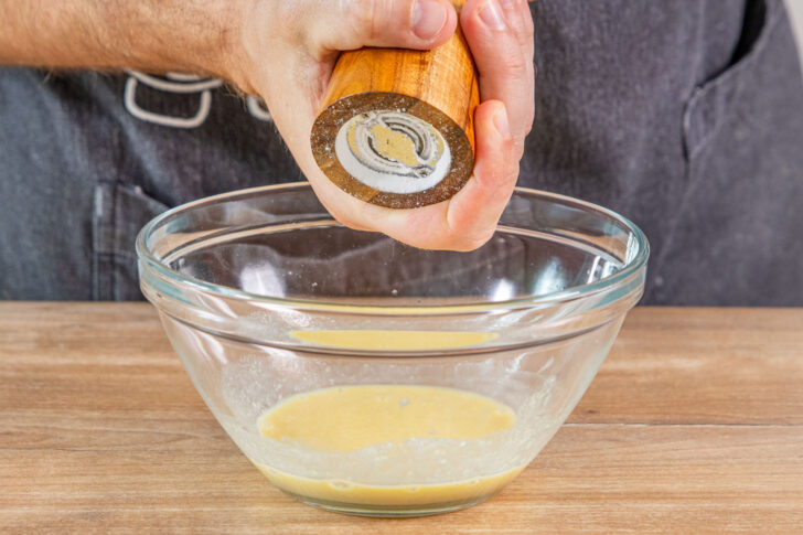 schnelle Salatsauce noch salzen und pfeffern