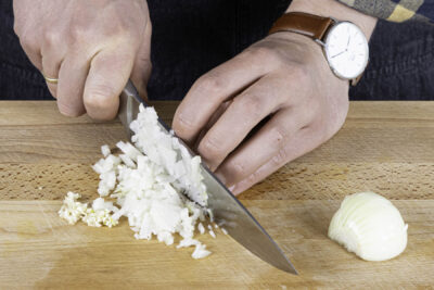 Zwiebeln und Knoblauch fein würfeln