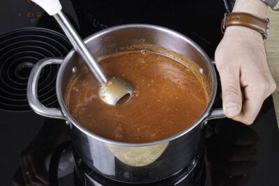 Schnelle Tomatensuppe pürieren und abschmecken