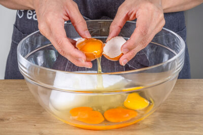 Eier in die Schüssel geben