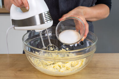 Zucker zur Butter geben