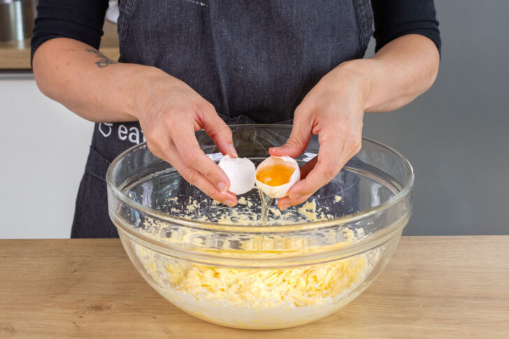 Eier zur Butter geben
