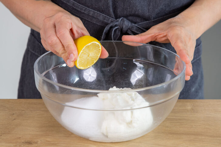 Zitronensaft zum Quark geben
