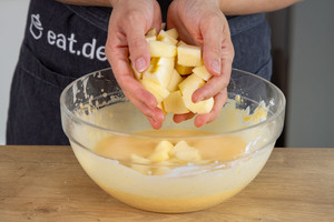 Apfelwürfel zur Quarkmasse geben