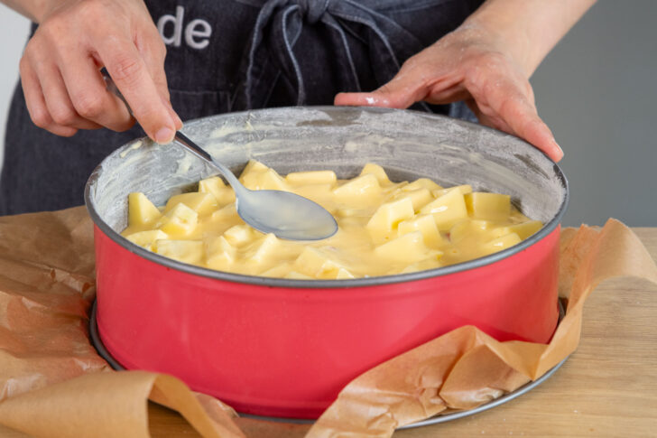 Apfel-Quark-Masse auf Teigboden verteilen