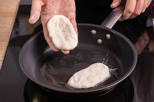 Pfannebrote in Pfanne legen