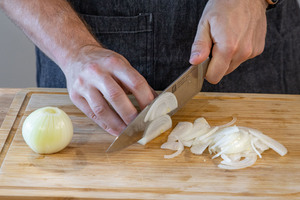 Zwiebel in Scheiben schneiden