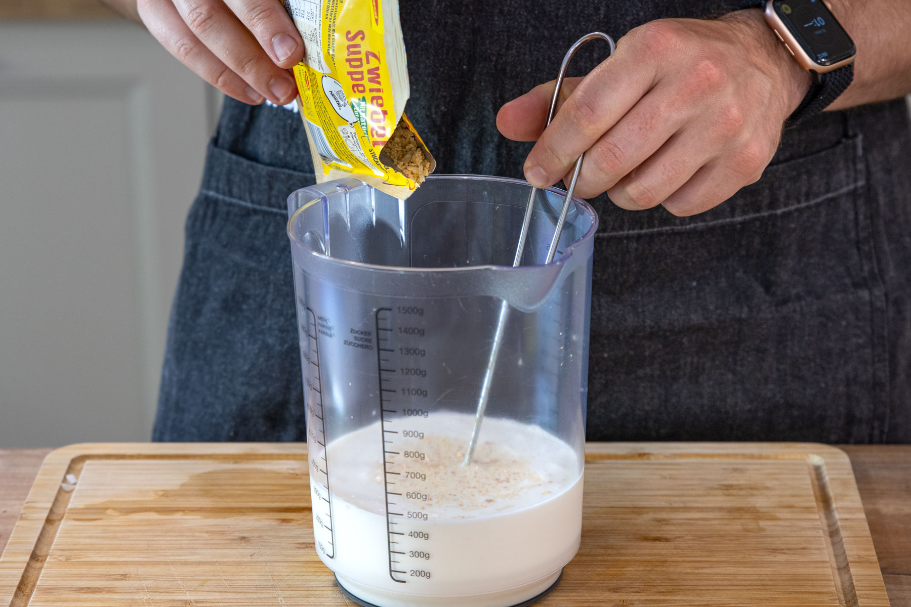 Zwiebelsuppenpulver in Sahne verrühren