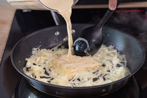 Zwiebelsuppe über Zwiebeln gießen