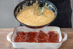 Schnitzelpfanne mit Zwiebelsuppen-Sauce bedecken