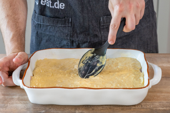 Schnitzelpfanne mit Zwiebelsuppen-Sauce bedecken