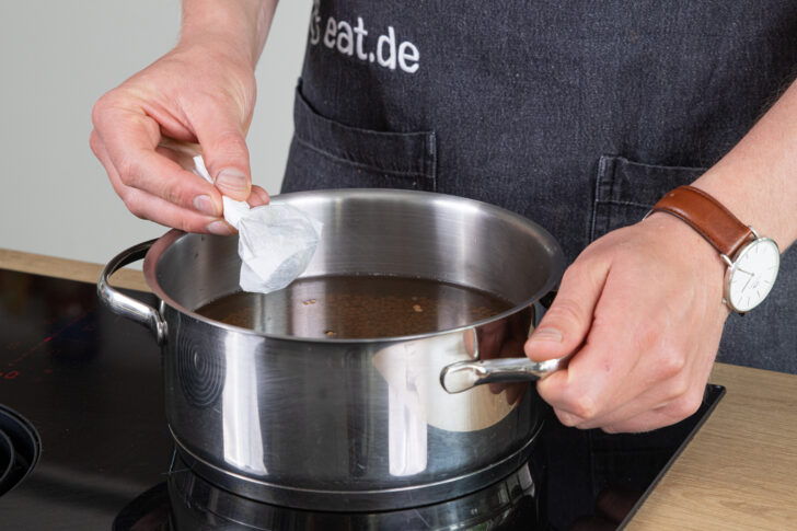 Gewürze dazugeben