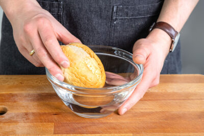 Brötchen in Wasser einweichen