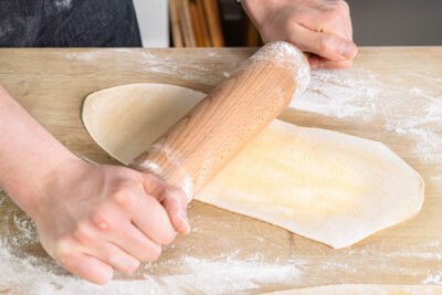 Maultaschenteig ausrollen