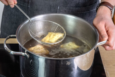 Schwäbische Maultaschen im Wasser ziehen lassen