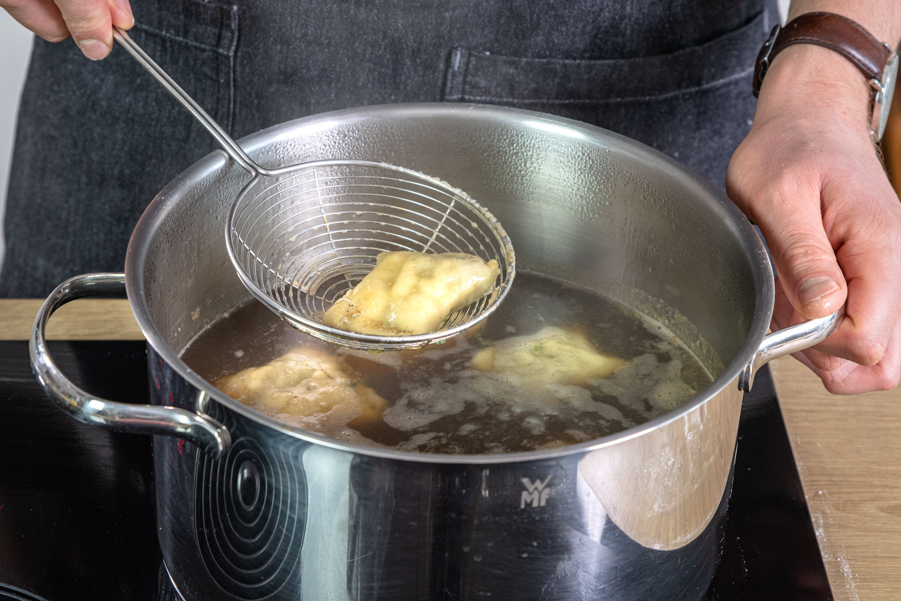 Schwäbische Maultaschen im Wasser ziehen lassen