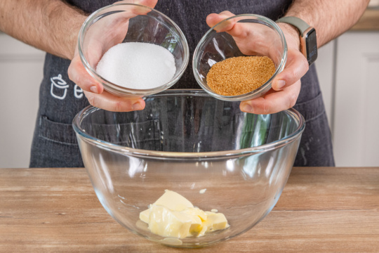 Zucker zur Butter geben