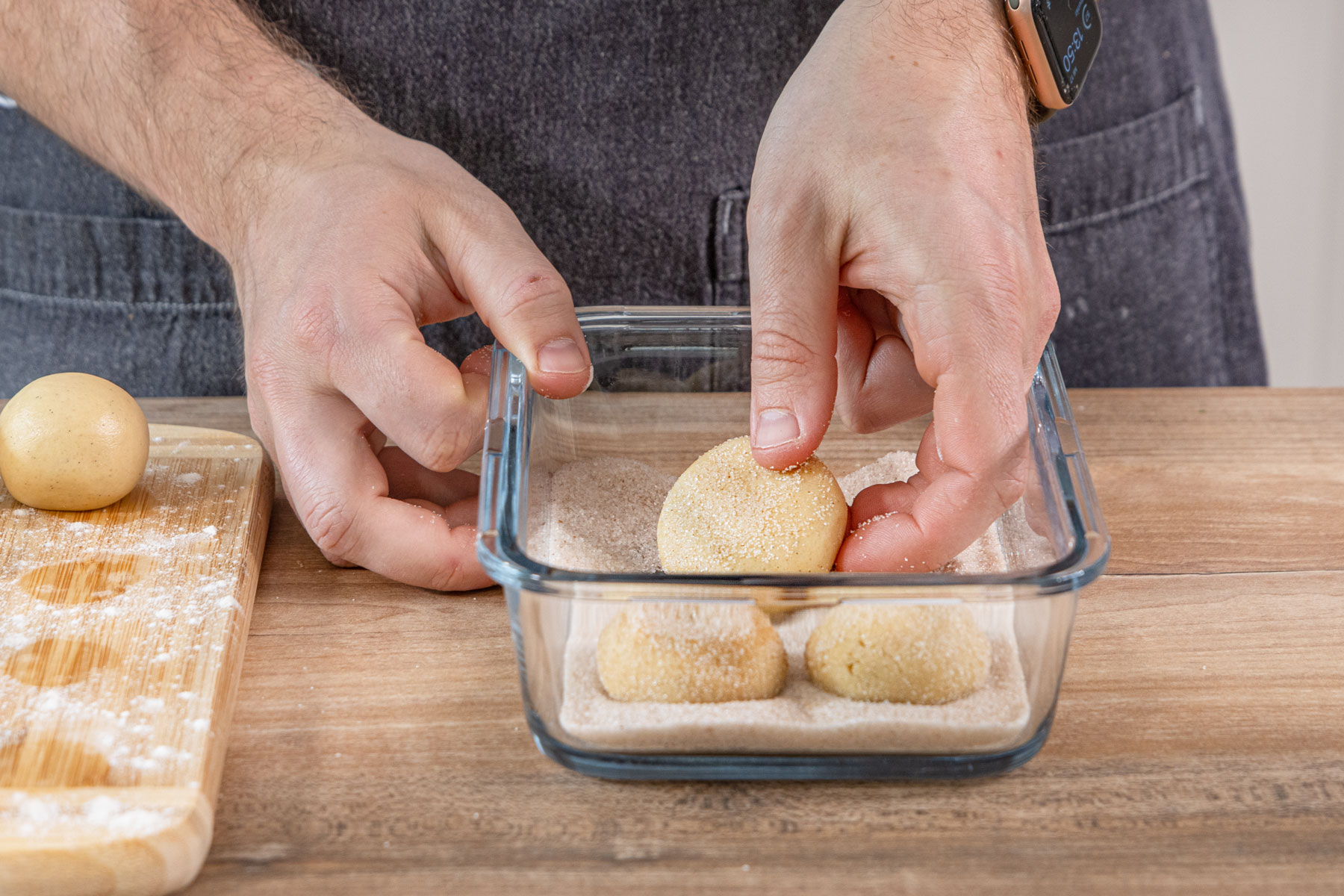Snickerdoodles in Zimt und Zucker wälzen