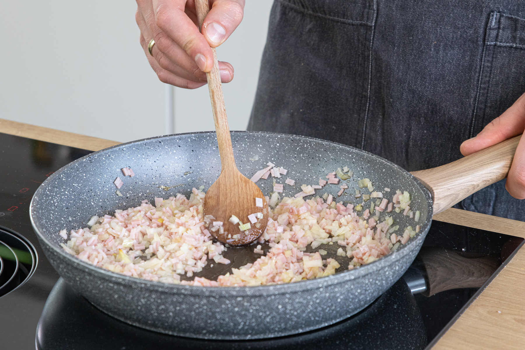 Schinken und Zwiebeln anbraten