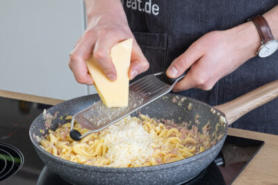 Käse darüber reiben