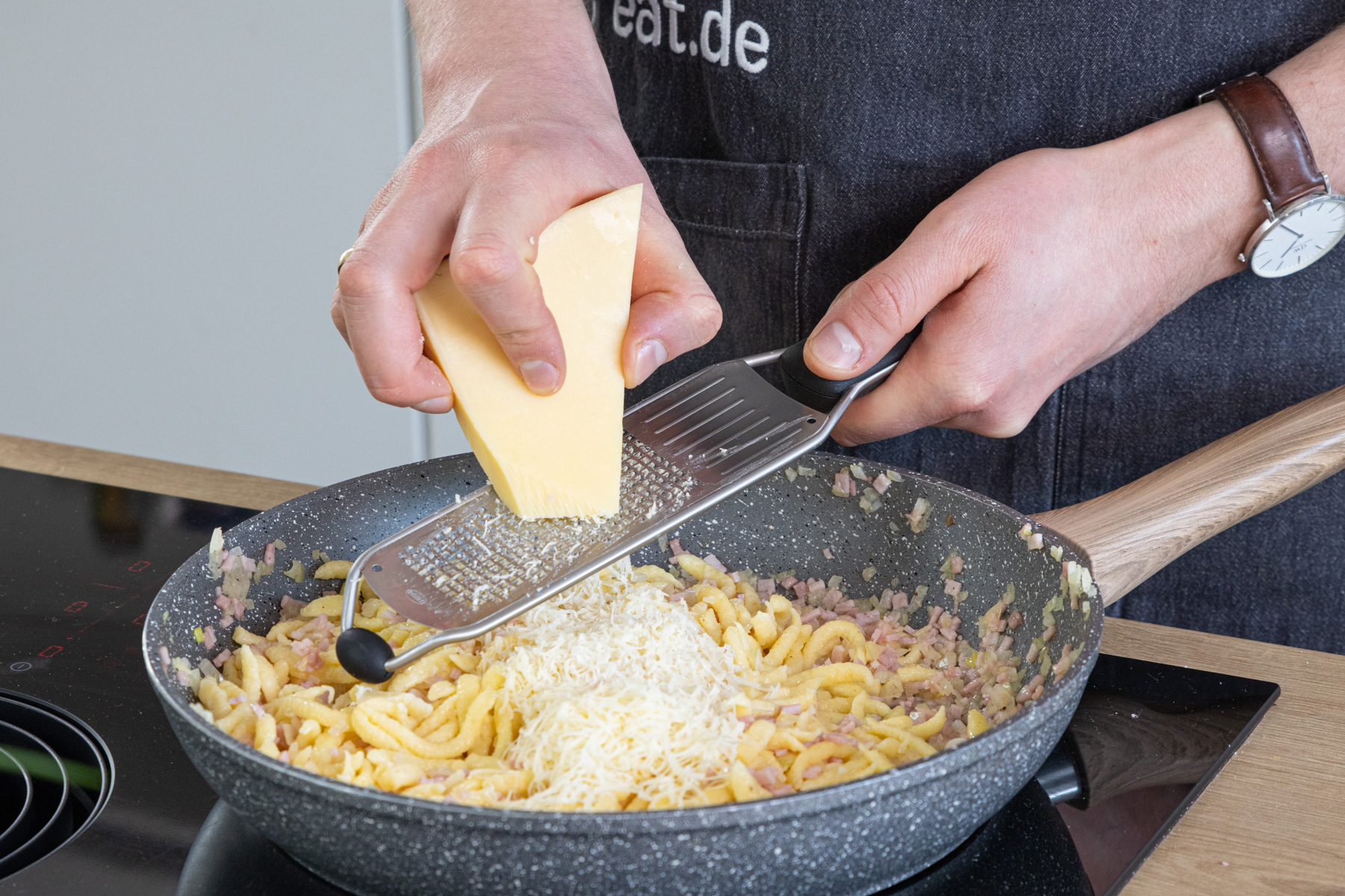 Käse darüber reiben