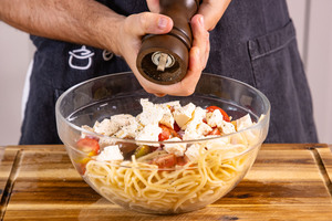 Spaghettisalat würzen
