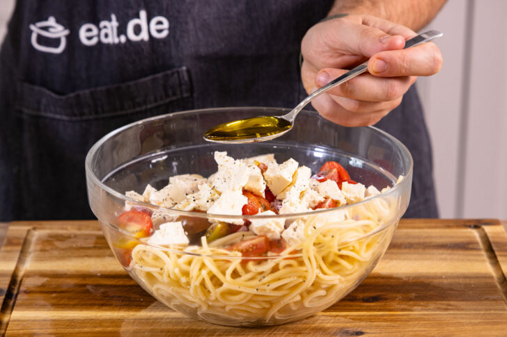 Olivenöl zu Spaghettisalat geben