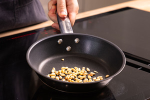 Pinienkerne rösten