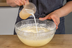 Milch zum Teig gießen