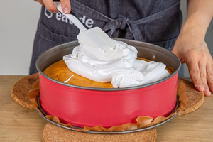 Baisermasse auf dem Teig verteilen