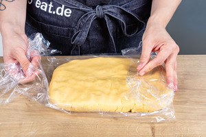 Mürbeteig in Frischhaltefolie wickeln