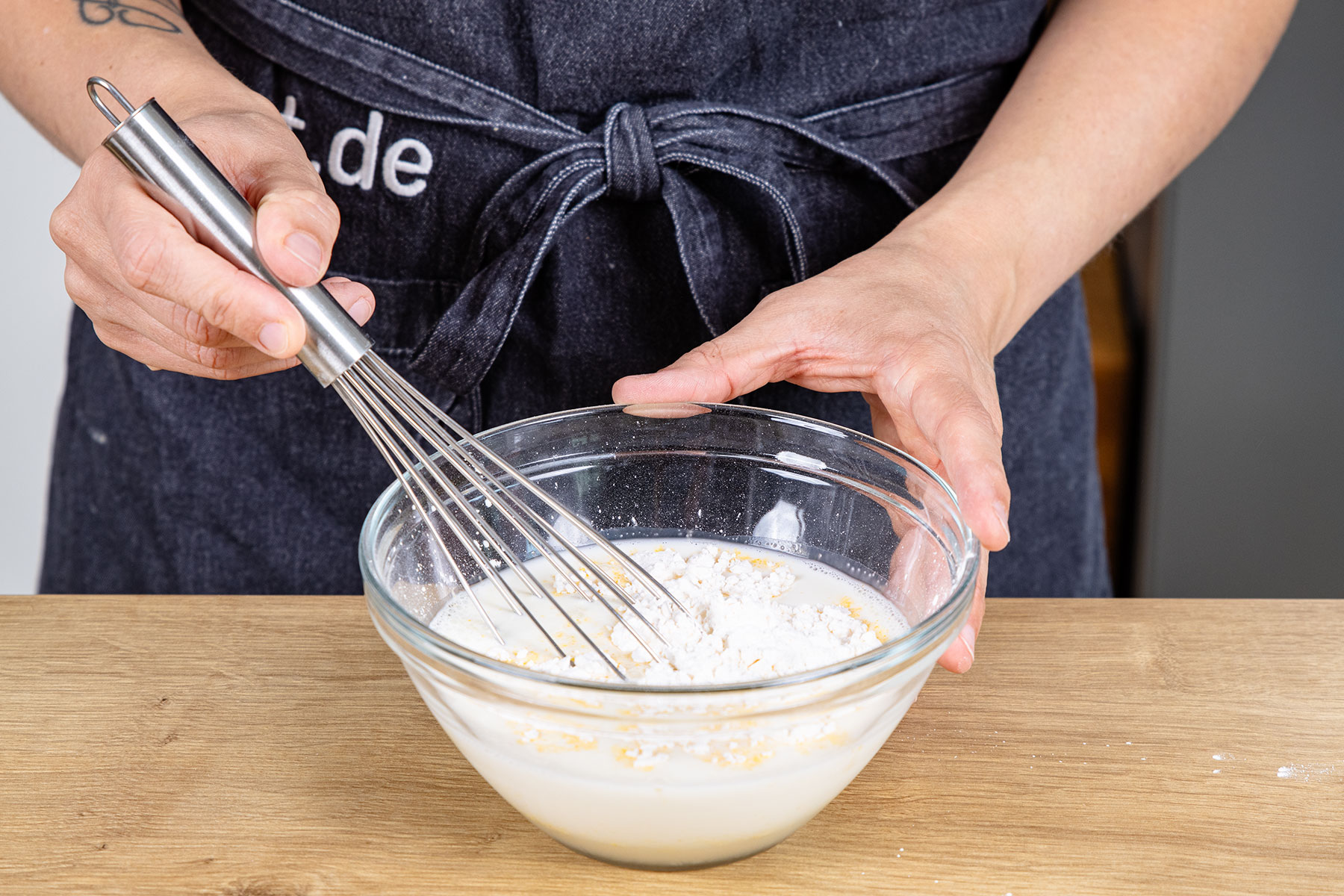 Puddingpulver mit Mehl anrühren