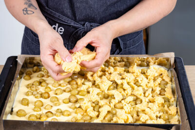 Streusel verteilen