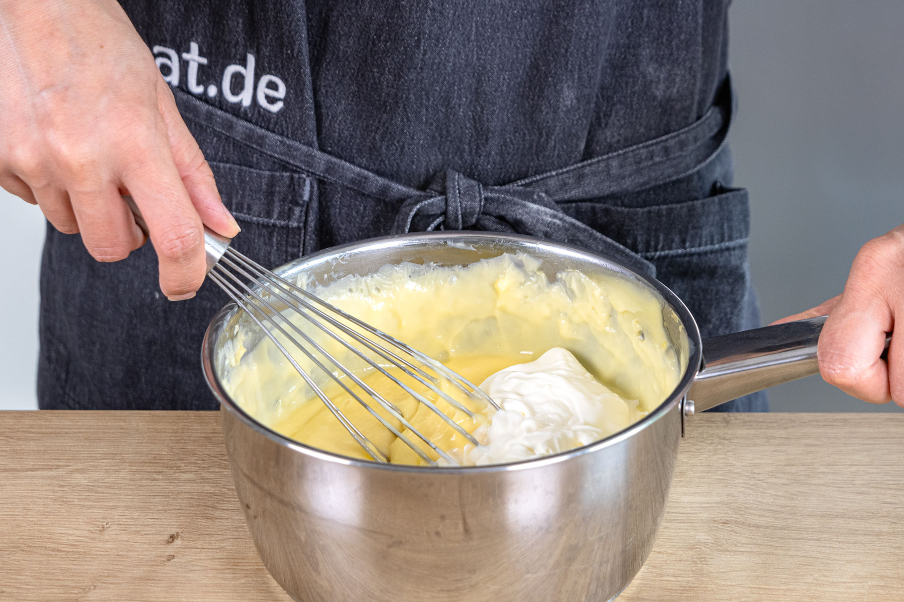 Schmand unter Pudding heben
