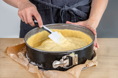 Puddingfüllung in Springform geben
