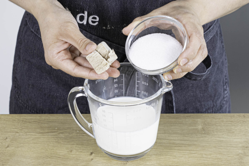 Hefe und Zucker in Milch auflösen