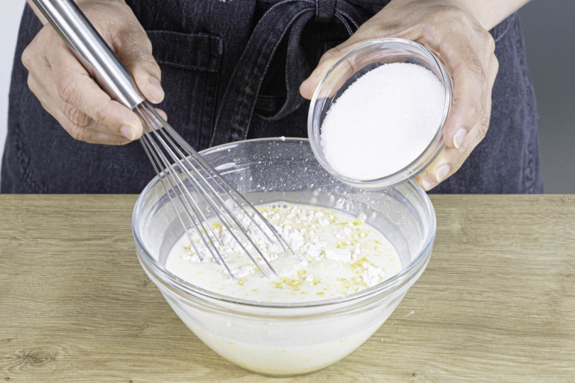 Puffingpulver und Zucker in Milch vermischen