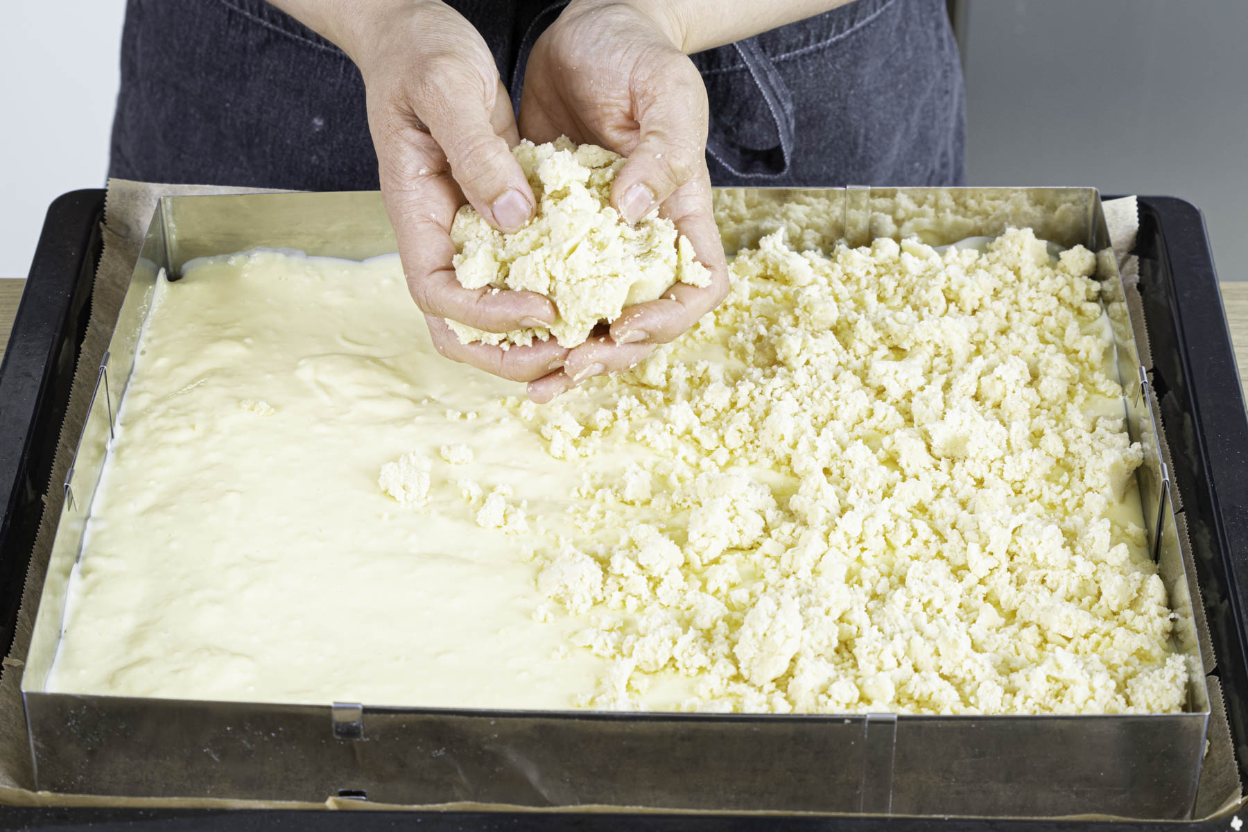 Streusel über dem Kuchen verteilen