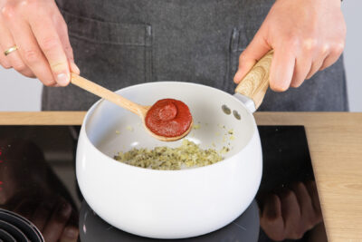 Tomatenmark dazugeben