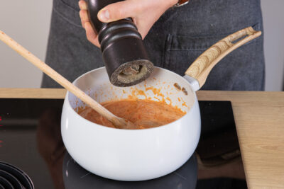 Tomaten-Sahne-Sauce würzen