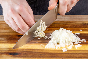 Knoblauch und Zwiebel schneiden