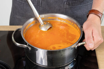 Tomatensuppe pürieren
