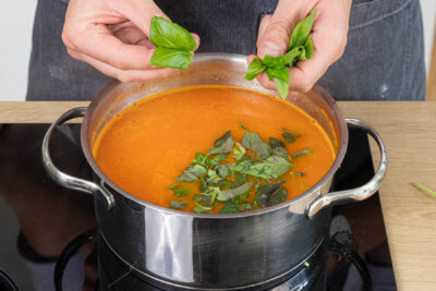 Tomatensuppe mit Basilikum garnieren