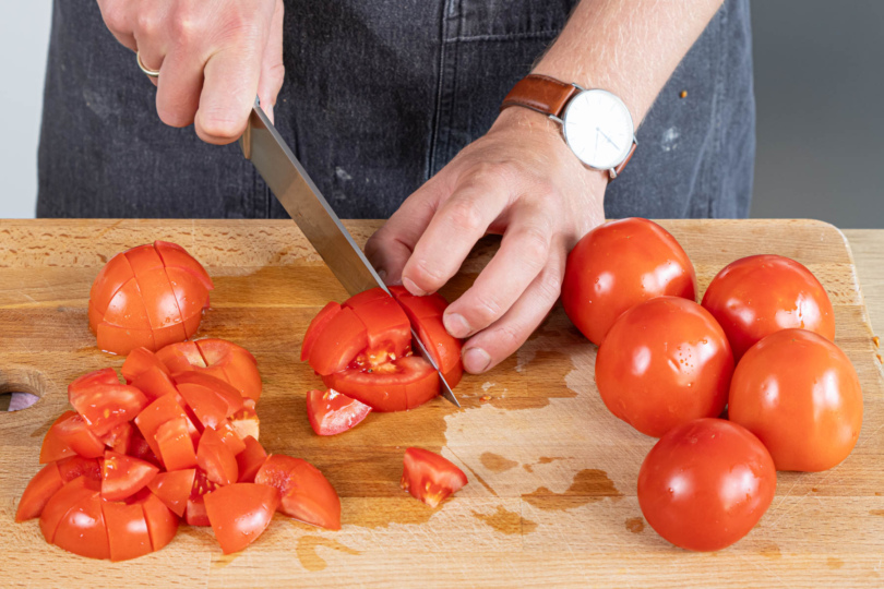 Tomaten in Würfel schneiden