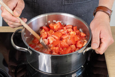 Zwiebel, Knoblauch und Tomaten anbraten