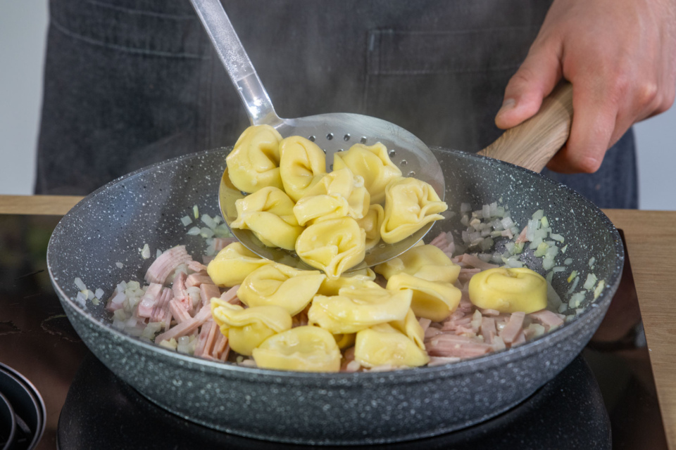 Tortellini-Auflauf mit Schinken-Käse-Sahne-Soße Tortellini-Auflauf mit Schinken-Käse-Sahne-Soße
